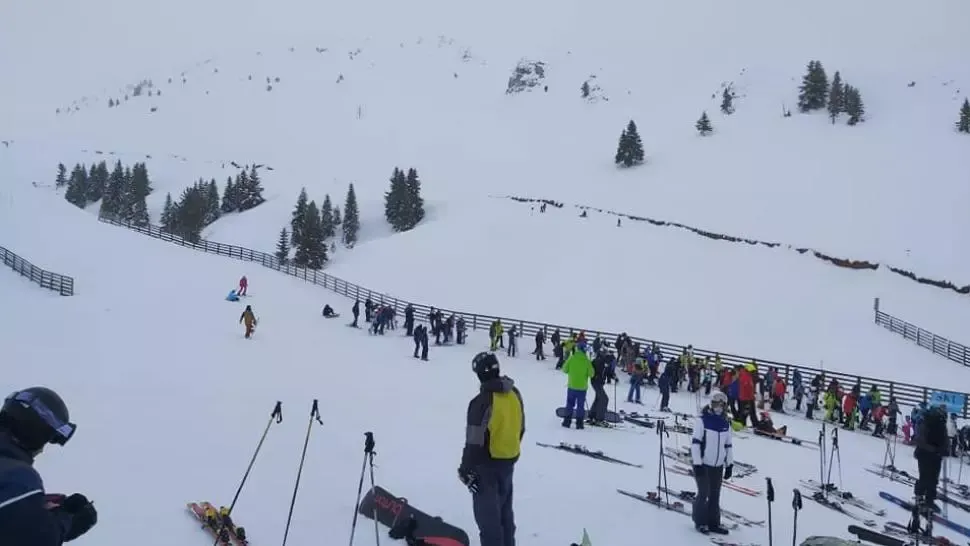 Aglomerație la munte de Ziua Femeii: până când vor rămâne deschise pârtiile