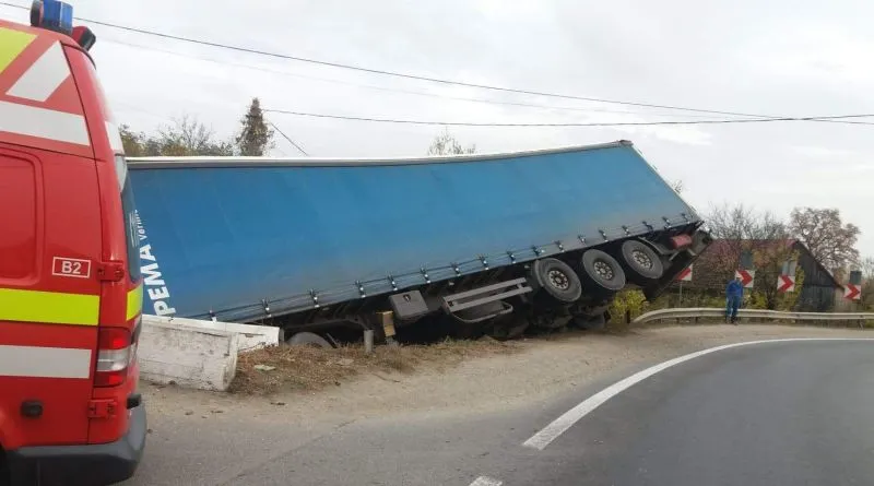 TIR răsturnat pe DN11!