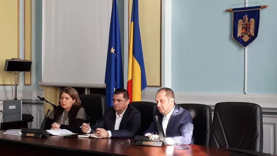 Analiză privind stadiul investițiilor în infrastructura de apă-canal din județ, la Prefectura Brașov