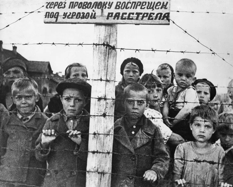 FOTO Imagini cu supraviețuitorii Holocaustului, în centrul Brașovului