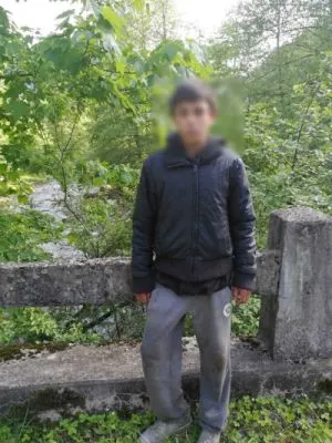 FOTO Minor dispărut, găsit după o lună, de jandarmi! Trăia în condiții mizerabile