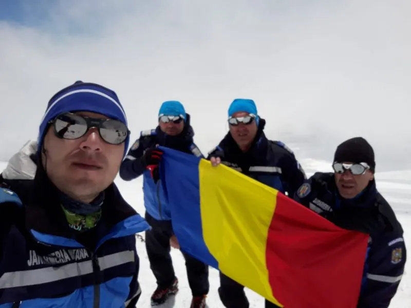 Tricolorul a fost dus de jandarmii brașoveni pe cel mai înalt vârf din Munții Caucaz (FOTO)