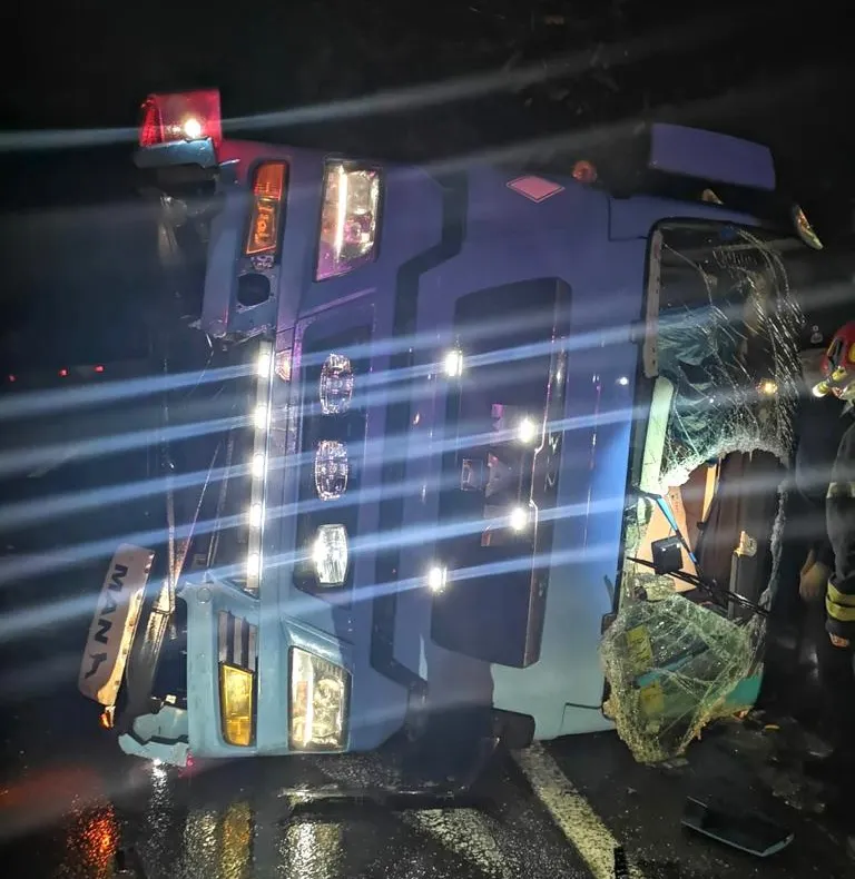 TIR răsturnat pe DN13