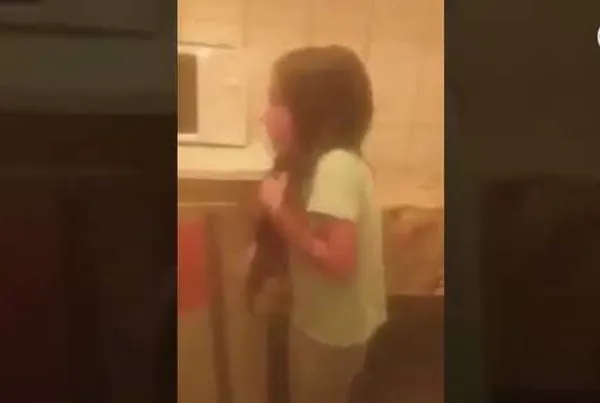 VIDEO Fetiță de 6 ani, bătută cu mătura de mamă!