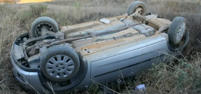 Un brașovean a furat o mașină din Sibiu, a condus-o băut, fără permis și s-a răsturnat cu ea!