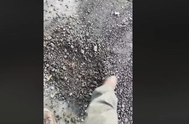 VIDEO Bătaie de joc, pe bani publici! "Asfalt" turnat ieri, distrus astăzi! Se întâmplă în județul Brașov