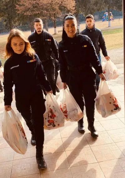 FOTO Jandarmii, cadouri pentru copiii aflați în suferință