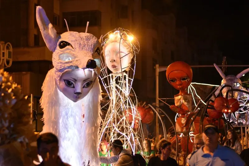 FOTO Copii, îmbrăcați-vă bine și veniți la parada păpușilor uriașe!