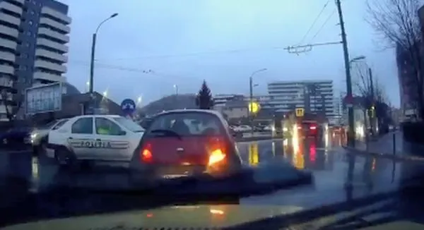 VIDEO Șofer neatent, aproape de impact cu o mașină a Poliției