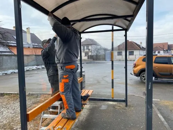 FOTO Primăria repară stațiile de autobuz vandalizate din Râșnov