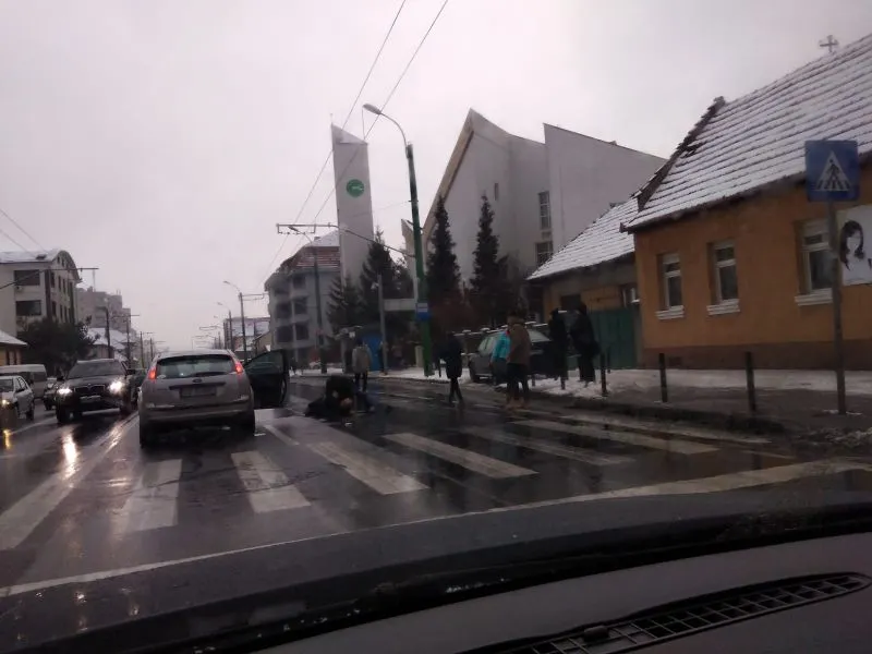 FOTO Bărbat lovit pe trecerea pentru pietoni!