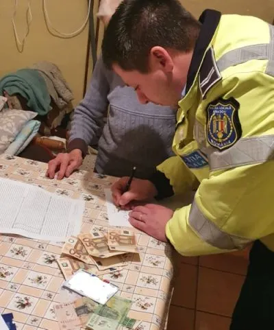 FOTO Polițiștii locali i-au dat banii pierduți