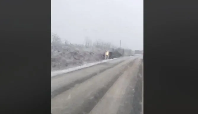 VIDEO Momentul în care o mașină se răstoarnă pe un drum din județul Brașov