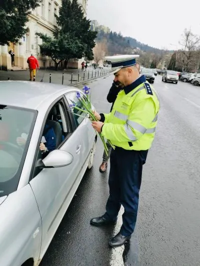 Polițiștii brașoveni au împărțit flori femeilor (FOTO)