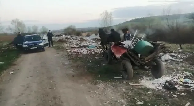 VIDEO Au aruncat gunoiul în loc nepermis și au fost amendați de jandarmi!