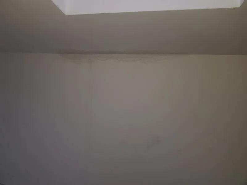 VIDEO Condiții de carantină, în municipiul Brașov! Plouă în camere!
