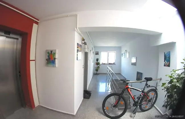 VIDEO S-au chinuit aproape 3 ore să fure o bicicletă! Încercarea a eșuat, dar hoții au intrat în atenția polițiștilor!