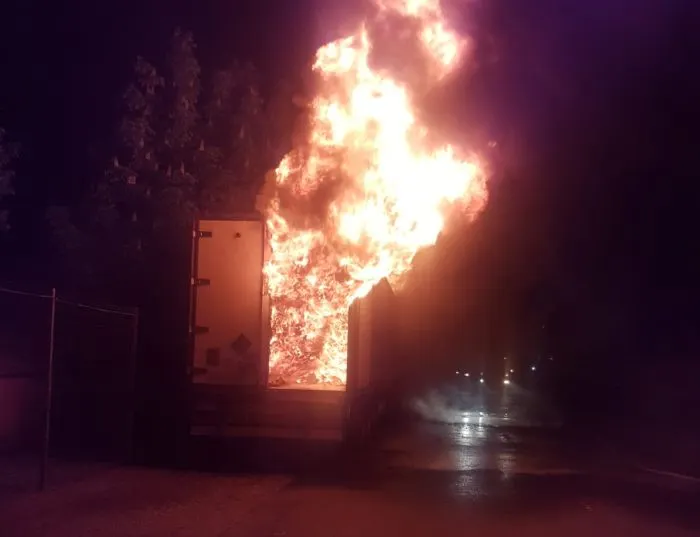 Autoutilitară distrusă de flăcări (VIDEO)