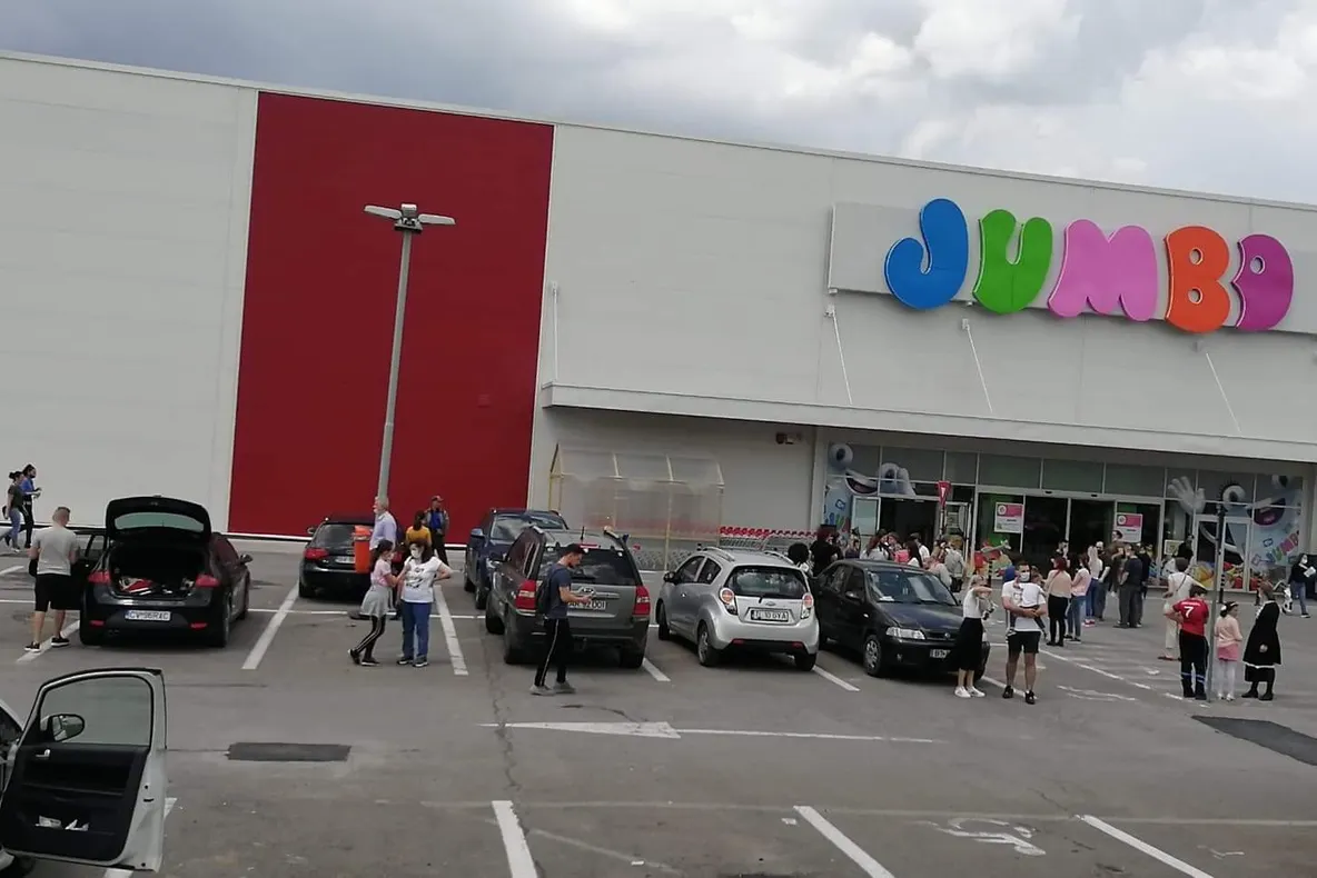VIDEO Evacuare, acum, la Jumbo Braşov