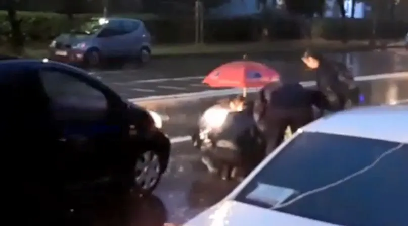 VIDEO Bărbat lovit de mașină, pe Bulevardul Alexandru Vlahuță