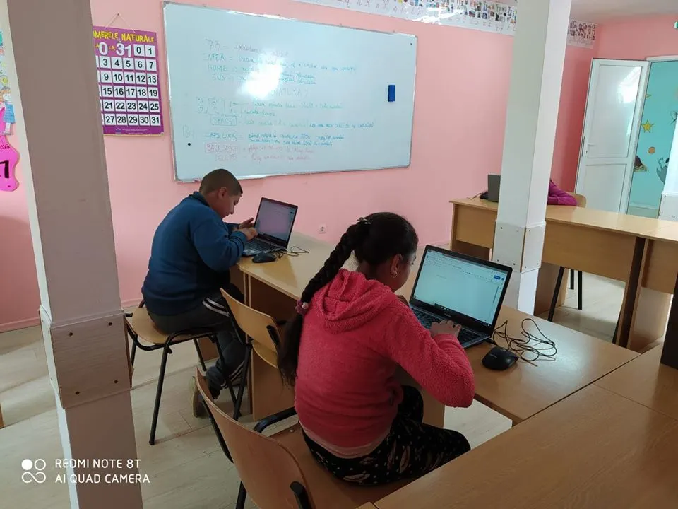 FOTO Șanse egale la educație! Școala online devine accesibilă și la Budila!
