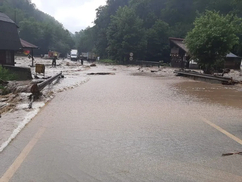 VIDEO+FOTO Inundații pe DN13! Două persoane evacuate! Trafic BLOCAT