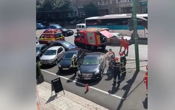 VIDEO O mașină a luat foc pe strada Toamnei