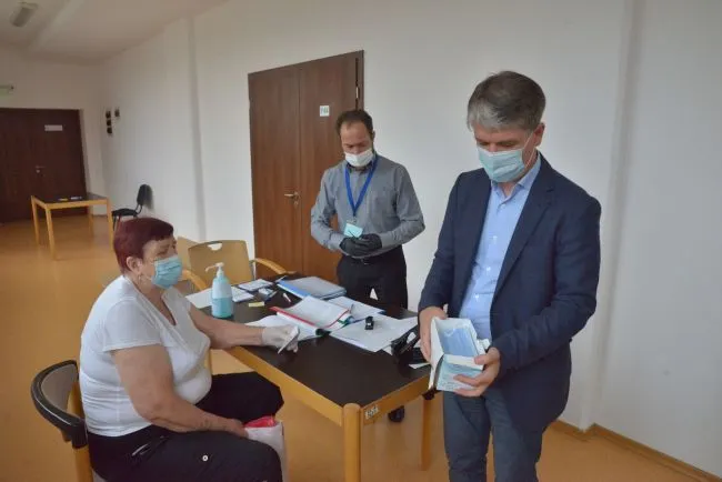 A început distribuirea măștilor de protecție către persoanele vulnerabile din municipiul Brașov