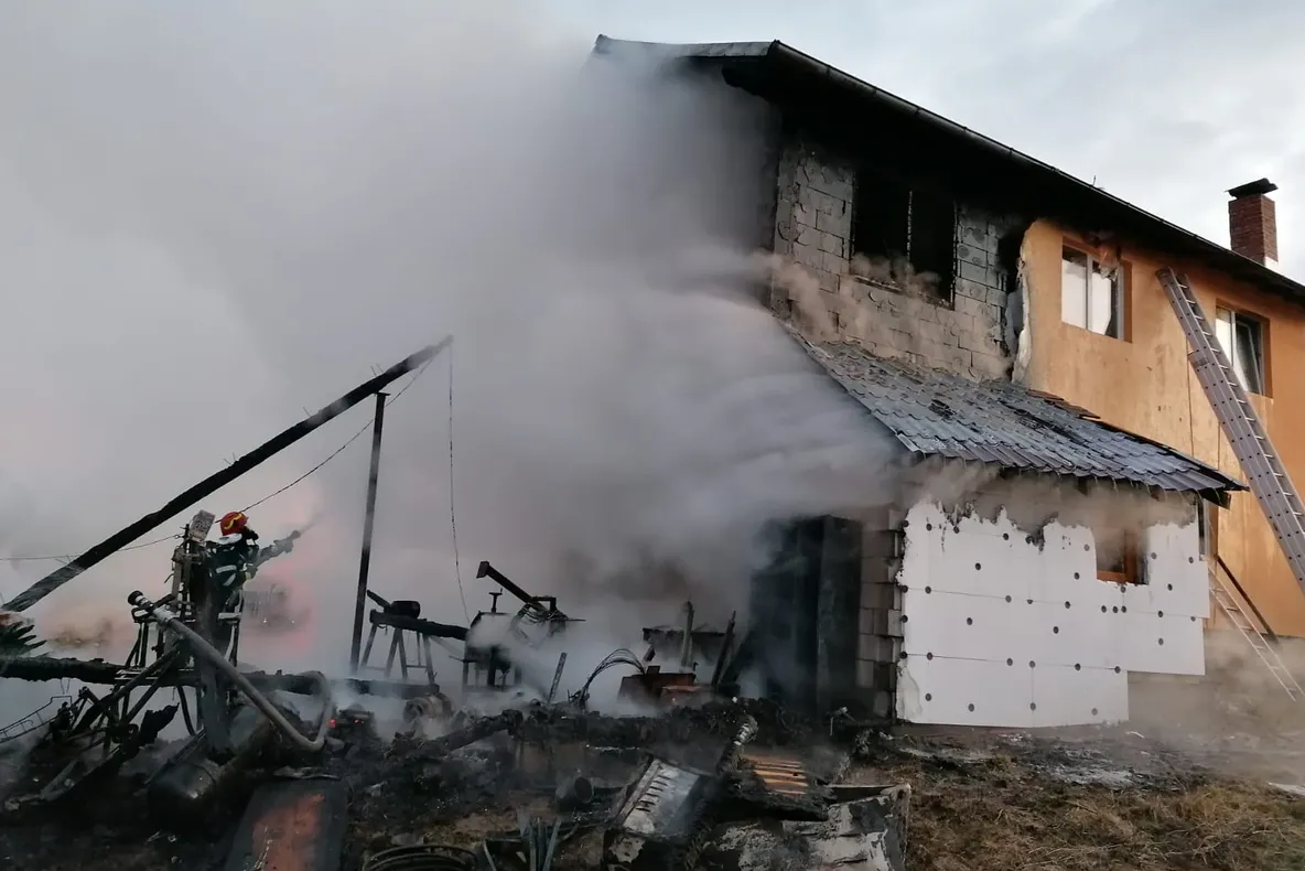 Arde acoperişul unei case din Râşnov!