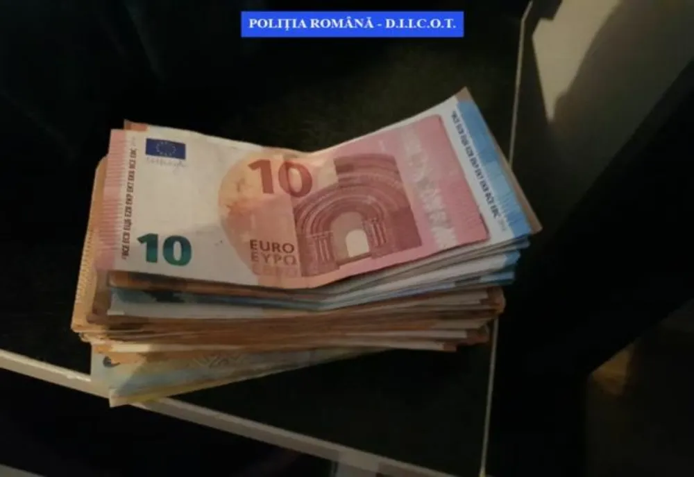 VIDEO 4 bărbați reținuți pentru trafic de droguri de mare risc! Polițiștii au găsit la ei aproape 15.000 de euro și 30.000 de lei