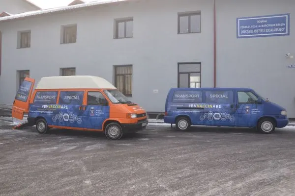 VIDEO Transport special către centrele de vaccinare din municipiul Brașov, pentru persoanele cu dizabilități