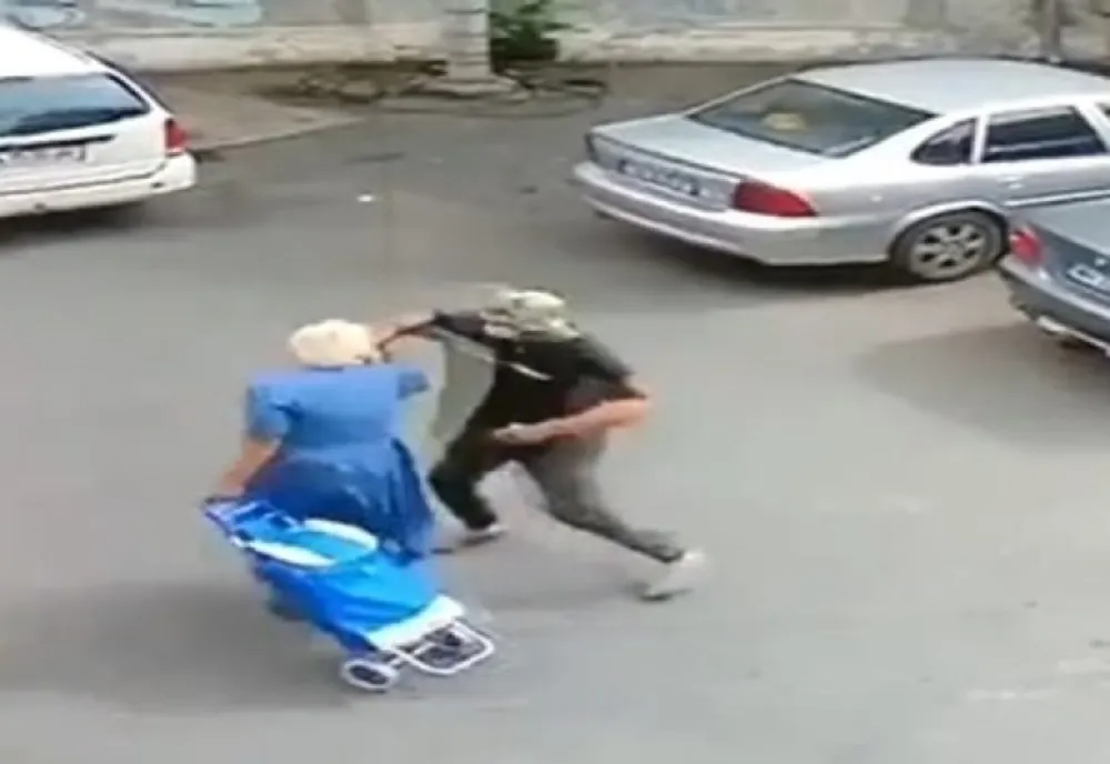 Bătrână bătută și tâlhărită