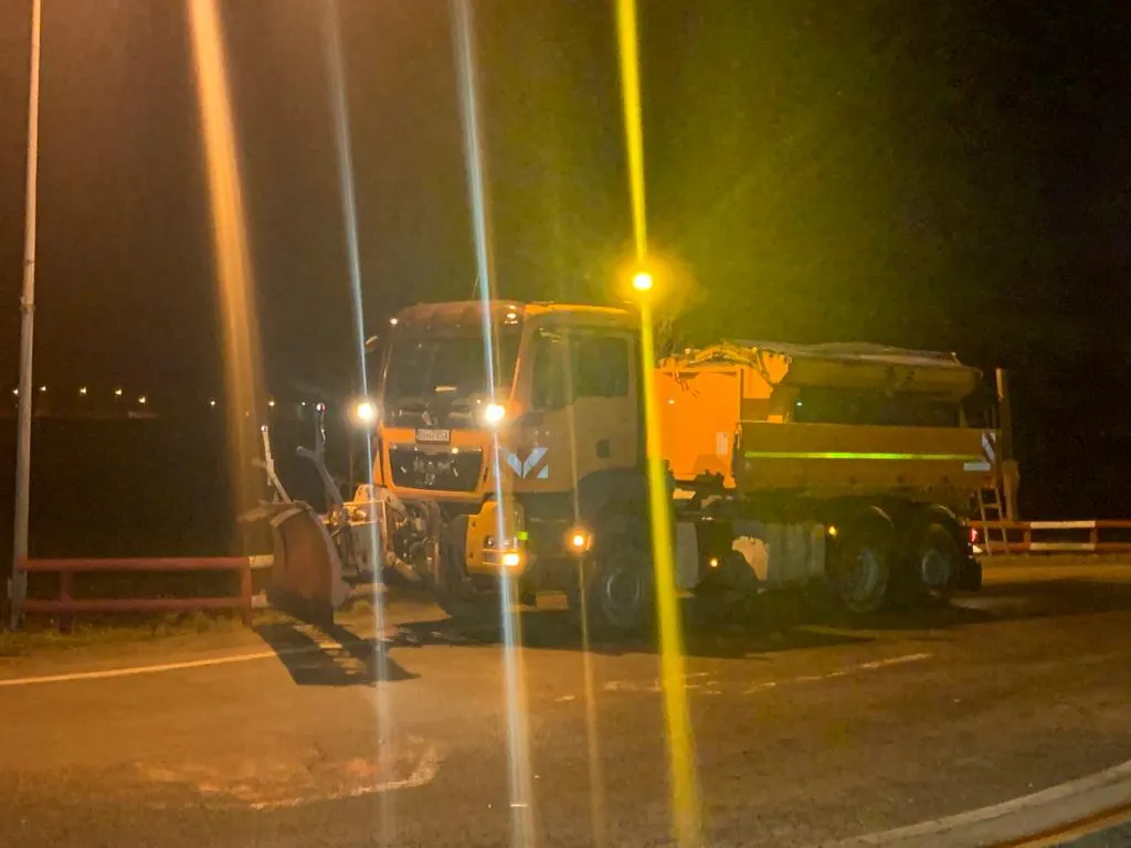 FOTO Accident cu victimă, pe DN1, în care a fost implicat un utilaj de deszăpezire!
