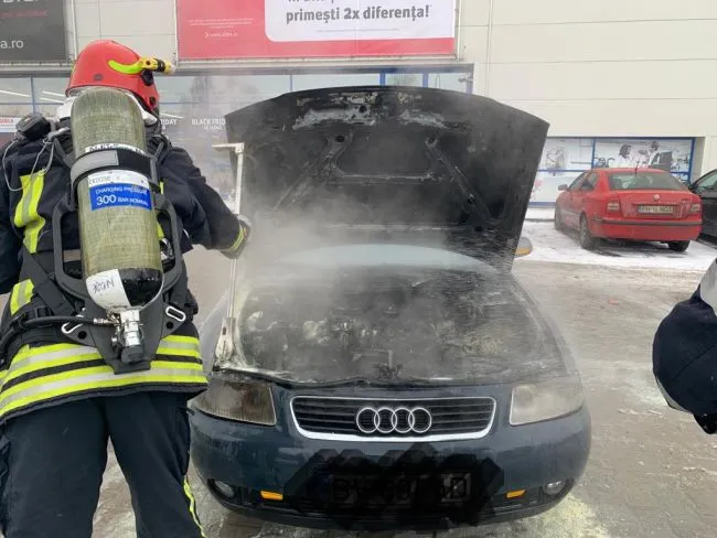 O mașină a luat foc în parcarea de la Altex
