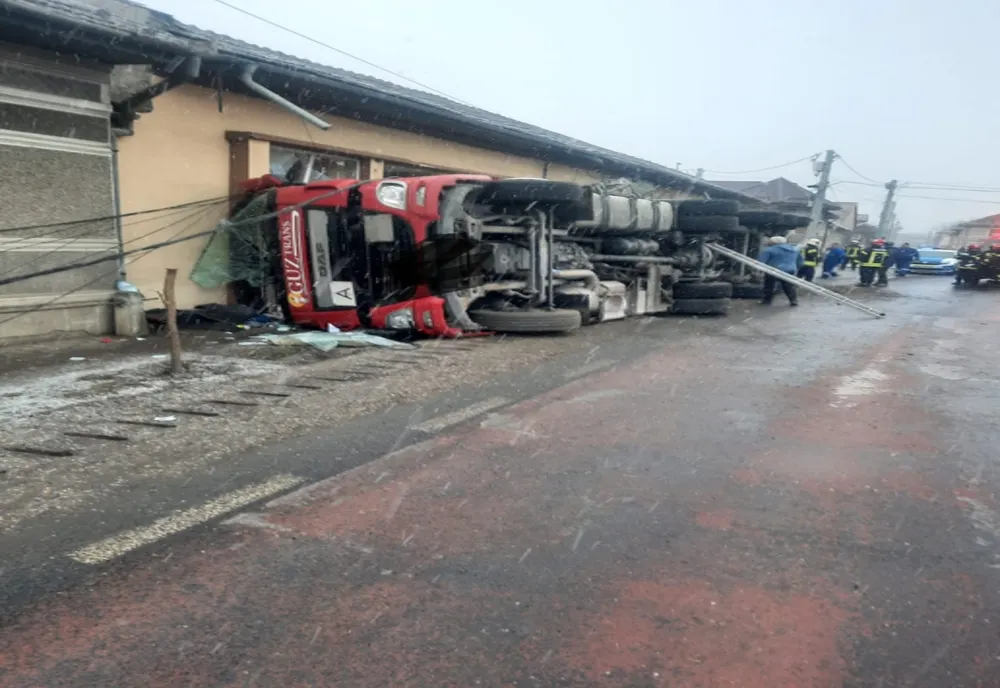 Un TIR răsturnat a distrus o casă! (FOTO)