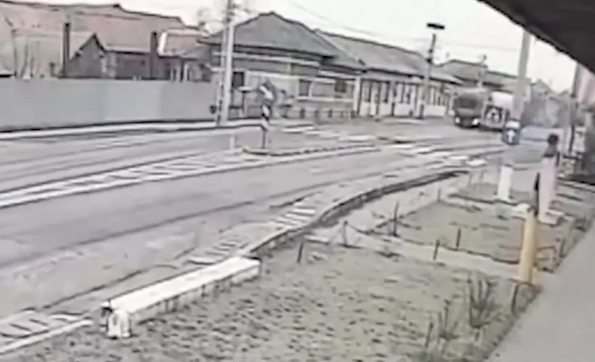 VIDEO Momentul în care un șofer beat intră cu TIR-ul într-o casă din Mândra!