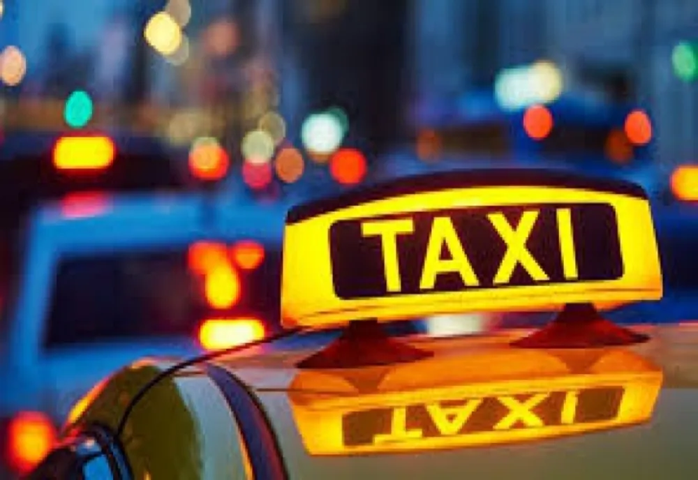 Taximetrist din Braşov înjunghiat de doi clienți luați de la Sfântu Gheorghe