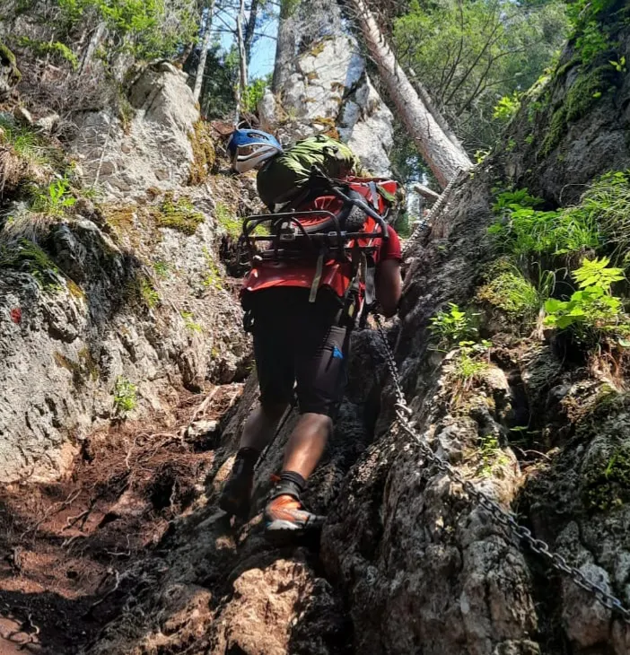 VIDEO Turist salvat după ce a căzut de la 30 de metri înălţime!