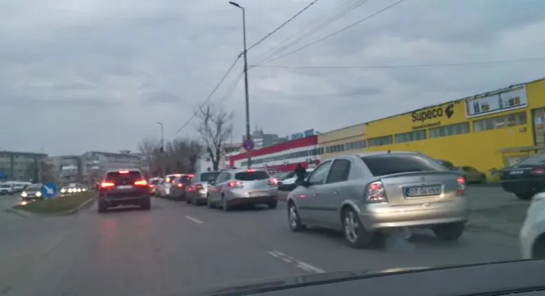 VIDEO Cozi URIAȘE la benzinăriile din toată țara! Oamenii s-au luat la ceartă