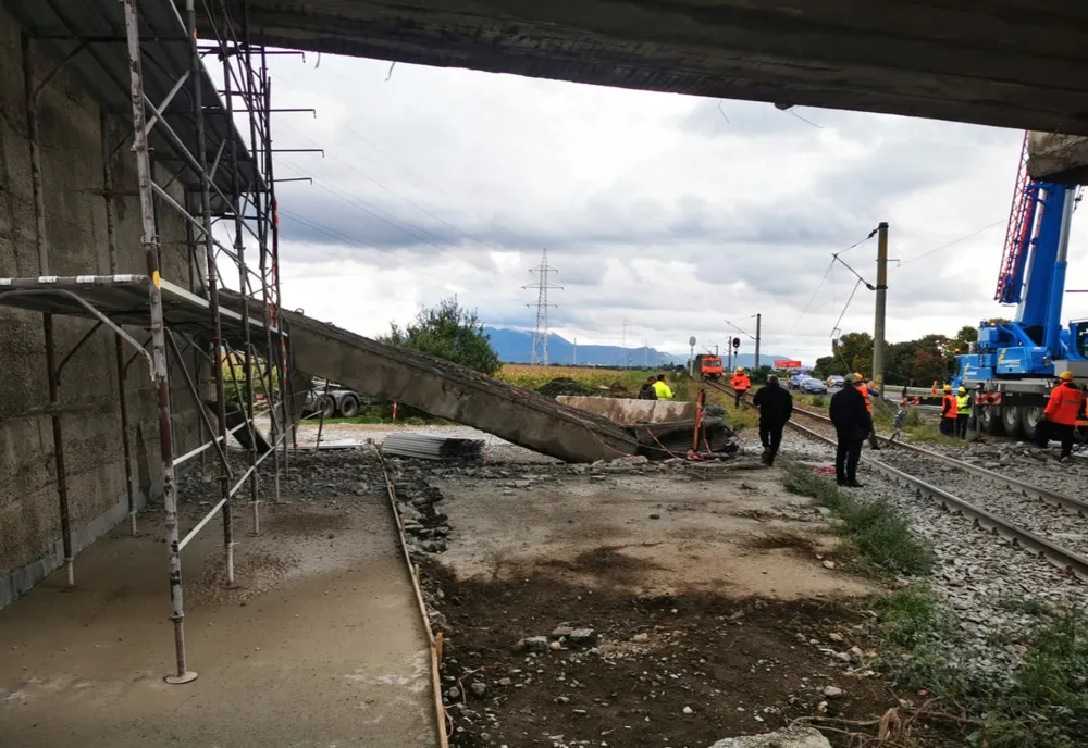 Aproape de tragedie! S-a surpat o grindă din pasajul spre Prejmer! 
