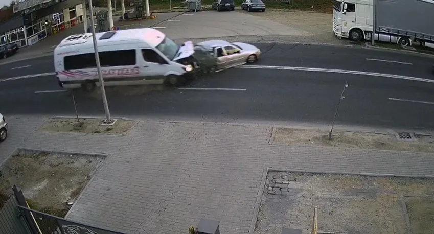 VIDEO cu momentul impactului din accidentul produs la intrarea în Făgăraș, în urma căruia 4 persoane au fost rănite, printre care și un copil!