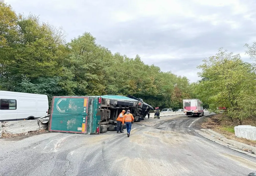 TIR răsturnat pe DN1, în județul Brașov