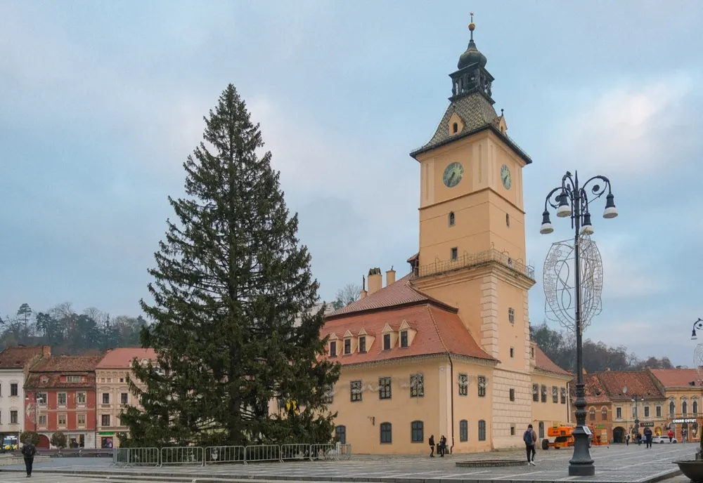 BRAȘOVUL ARE CEL MAI ÎNALT BRAD DE CRĂCIUN DIN ROMÂNIA