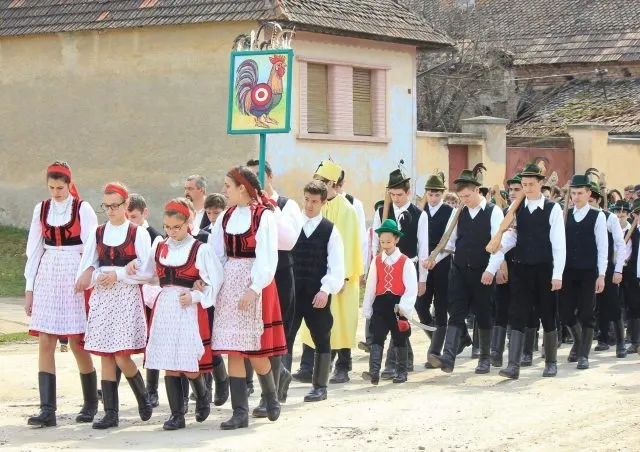 ÎMPUȘCATUL COCOȘULUI – OBICEI DE PAȘTE PĂSTRAT CU SFINȚENIE ÎN APAȚA, JUDEȚUL BRAȘOV