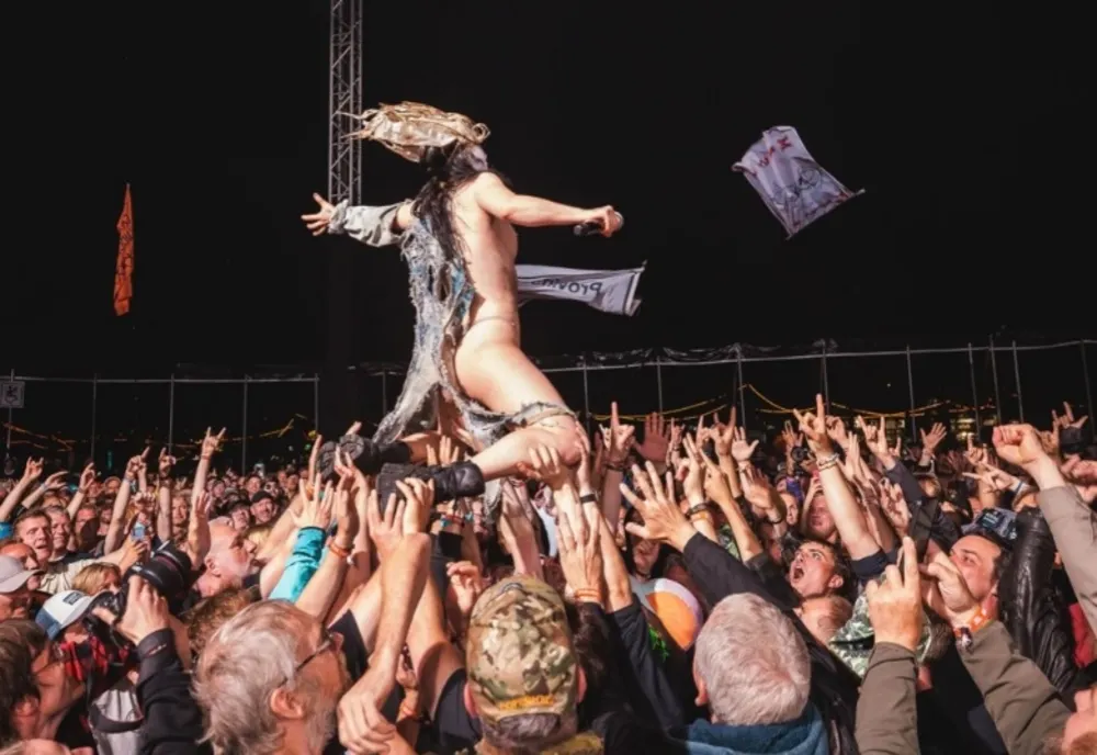 SCANDAL LA UN FESTIVAL DIN RÂȘNOV: MEMBRELE UNEI TRUPE NORVEGIENE S-AU DEZBRĂCAT LA PIELEA GOALĂ PE SCENĂ