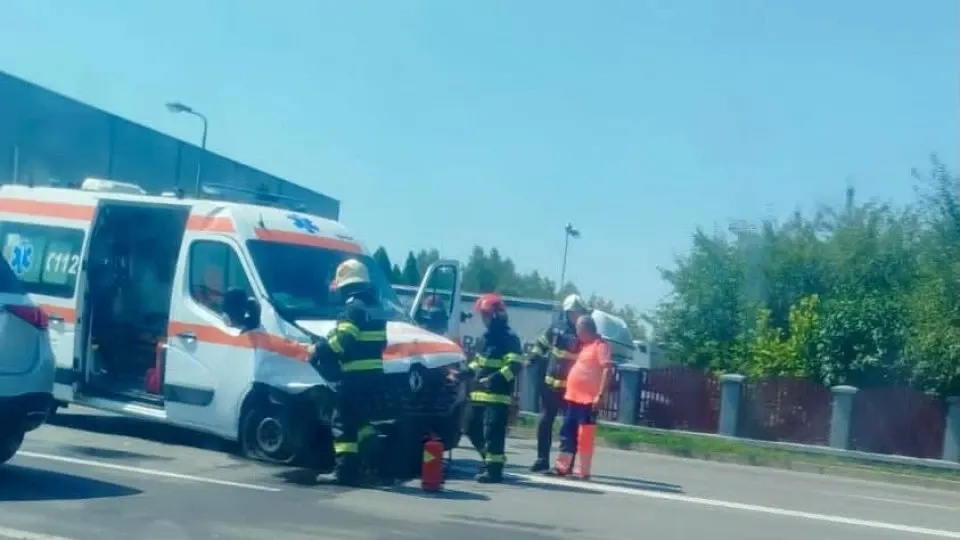  Accident grav în Brașov: cinci persoane au fost rănite după ce o ambulanță aflată în misiune s-a ciocnit cu un autoturism