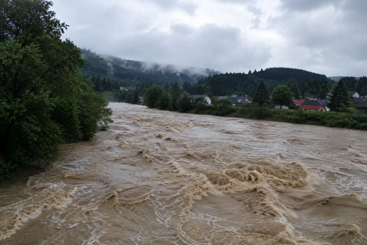Alertă de inundații în trei județe din România. Afluenții Trotușului, sub Cod galben