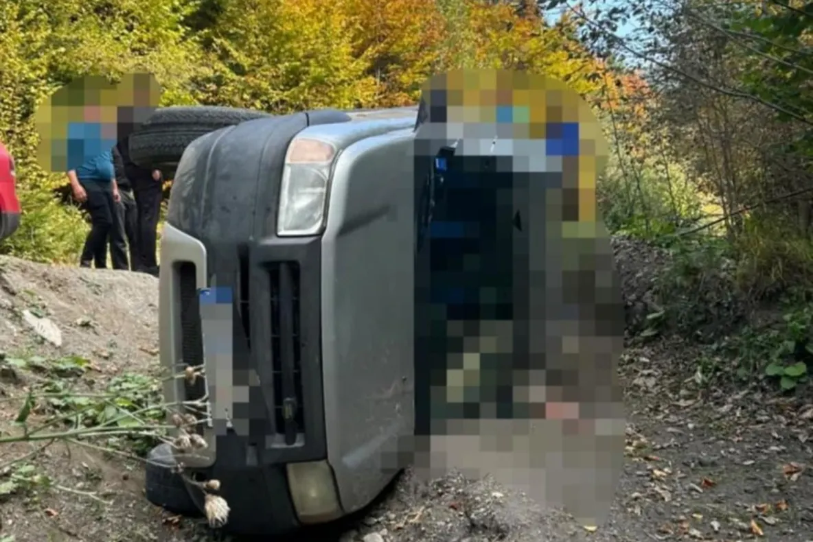 Doi soți din Brașov, găsiți morți într-o mașină răsturnată pe un drum forestier. Erau dispăruți de trei zile