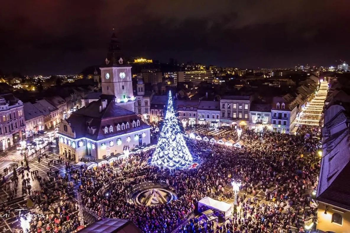 Brașovul începe montarea celor 1,3 milioane de luminițe de sărbători. Tema iluminatului festiv de anul acesta este „Copilărie”