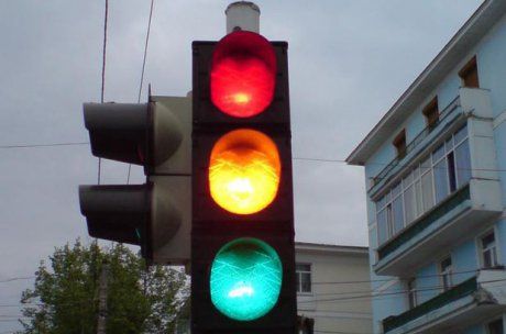 Măsură radicală pentru șoferi. Semafoarele care „pedepsesc” viteza, instalate într-un oraș din țară